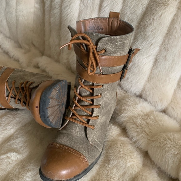 Cute and loved combat boots! - Picture 1 of 3
